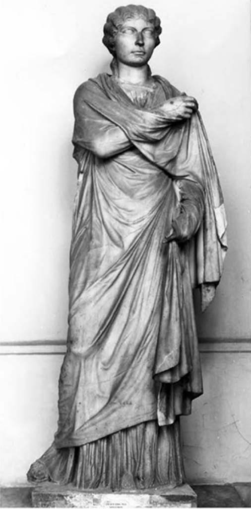 VII, Herculaneum, 1976. Perhaps one of the sisters of Nonius Balbus, found in the Basilica.
Now in Naples Archaeological Museum. Inventory number 6244.